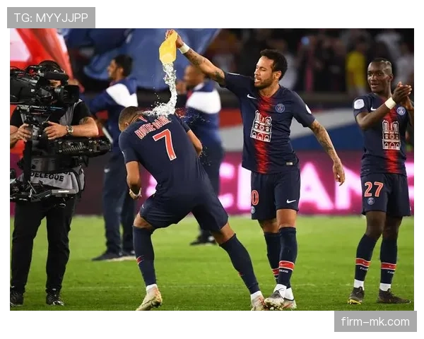 足球球星全景：不同时期传奇交锋与现役巨星逐步崛起的深度分析