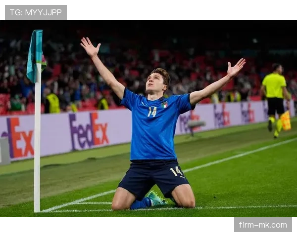 莱奥与克瓦拉茨赫利亚:边锋节奏掌控与技术特点对比分析 莱奥与克瓦拉茨赫利亚:边锋节奏掌控与技术特点对比分析