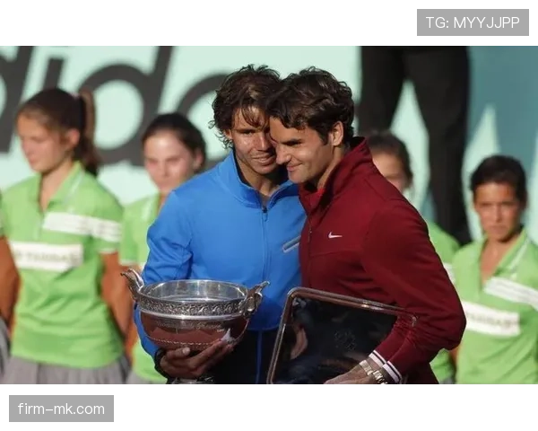 费德勒穿运动鞋去逛街?看他抢普通咖啡那一脸认真别提多尴尬了 费德勒穿运动鞋去逛街?看他抢普通咖啡那一脸认真别提多尴尬了