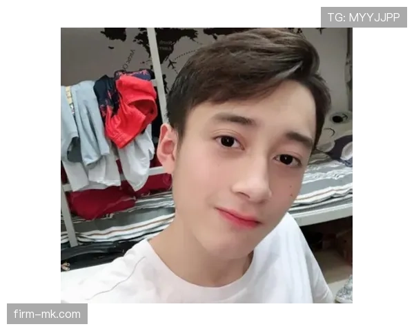 练俊杰训练完直接啃鸡腿，这自律人设是摆着看的？